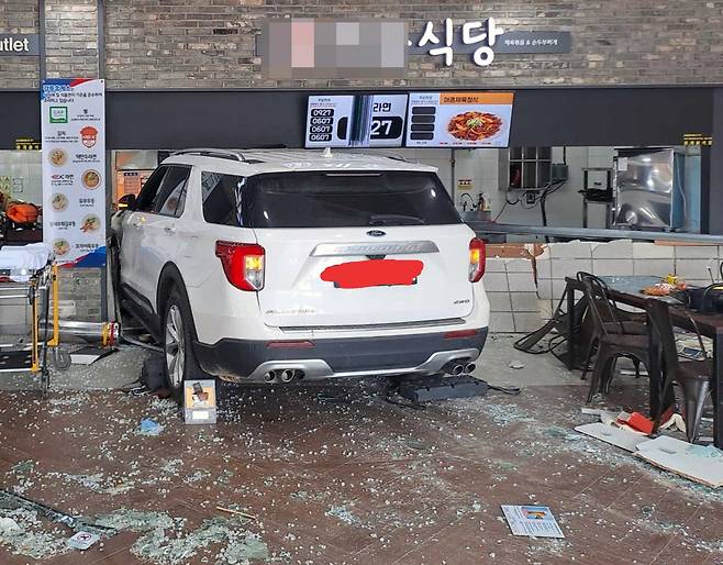 한 스포츠유틸리티차(SUV)가 2일 강원 강릉시 성산면 영동고속도로 강릉 방향 대관령 휴게소 식당가를 덮친 뒤 멈춰 있다. 강릉소방서 제공