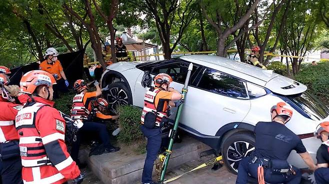 소방관들이 1일 서울 마포구 상암동 사고 현장에서 구조 활동을 벌이고 있다.&nbsp; 마포소방서 제공