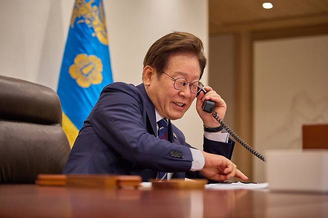 이재명 대통령이 1일 서울 용산 대통령실 청사 집무실에서 크리스토퍼 럭슨 뉴질랜드 총리와 전화 통화를 하고 있다.&nbsp; &nbsp;대통령실 제공.