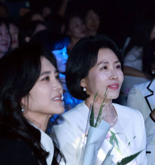 이재명 대통령의 배우자 김혜경 여사가 지난 1일 서울 중구 신라호텔 다이너스티홀에서 열린 제4회 여성기업주간 개막식에 참석해 있다. 왼쪽은 이부진 호텔신라 사장. 연합뉴스