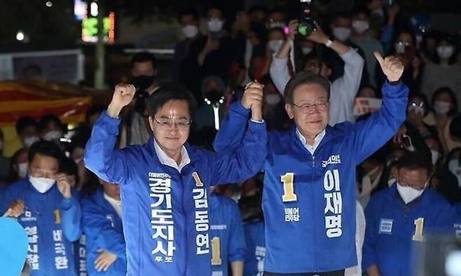 2022년 지방선거 직전 합동유세에 나선 김동연 경기도지사(왼쪽)와 이재명 대통령. 연합뉴스