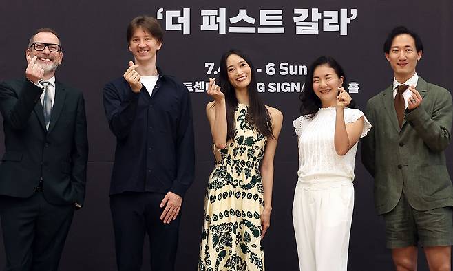 20년 만의 내한 공연을 앞두고 2일 서울 강서구 LG아트센터 서울에서 열린 로열 발레 기자회견에서 케빈 오헤어 예술감독(왼쪽부터), 수석 무용수 바딤 문타기로프와 후미 가네코, 퍼스트 솔로이스트 최유희와 전준혁이 기념촬영을 하고 있다. 뉴스1
