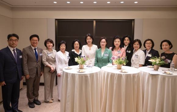 이재명 대통령의 배우자인 김혜경 여사가 1일 서울 중구 신라호텔에서 열린 제4회 여성기업주간 개막식에 앞서 진행된 사전환담에서 참석자들과 기념촬영을 하고 있다. 2025.7.1 대통령실 제공