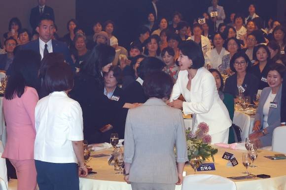 이재명 대통령의 배우자인 김혜경 여사가 1일 서울 중구 신라호텔 다이너스티홀에서 열린 제4회 여성기업주간 개막식에 참석해 이석하기에 앞서 이부진 호텔신라 사장과 인사하고 있다. 2025.7.1 공동취재