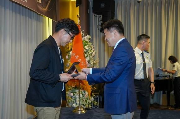 롯데면세점 윤남호 점장이 30일 오전 아스타호텔에서 ‘제1회 하트세이버의 날’ 기념행사에서 오영훈 지사로부터 하트세이버 인증서를 받고 있다. 제주도 제공