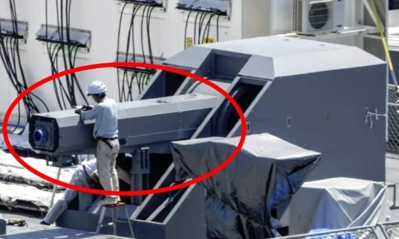 일본 해상자위대가  전자기 레일건(electromagnetic railgun)을 장착한 JS 아스카함의 모습을 최초로 공개했다. ‘모리준’(モリジュン) 엑스 캡처