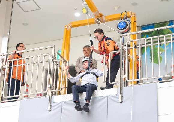 김석필 천안시장 권한대행이 재난안전교육에 참가해 완강기 사용법을 체험하고 있다. 시 제공