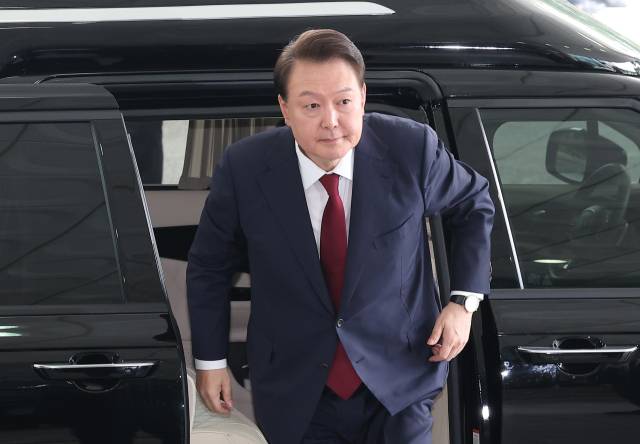 윤석열 전 대통령이 28일 피의자 신분으로 내란특검 조사를 받기 위해 서울 서초구 서울고검 청사로 출석하고 있다. 공동취재