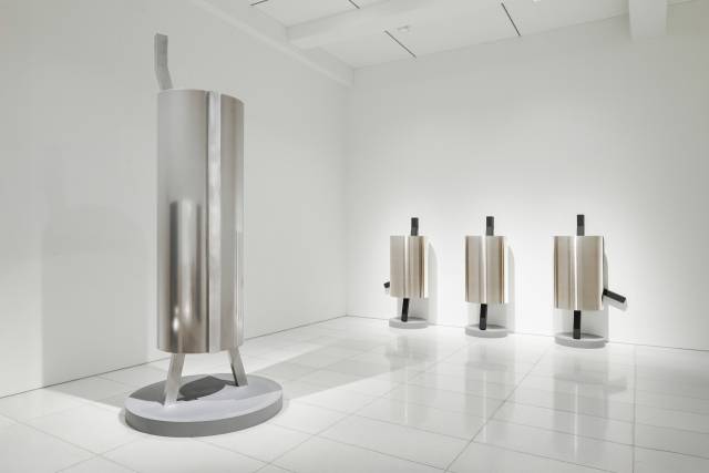 엄태정 작가의 신작 '낯선 자의 은신처' 연작. 높이 3.5m의 대형 조각 '티탄의 은빛 베일-철인은 하늘은 걷는다(왼쪽, 2025)'와 2m 높이의 연작 '은빛 베일 출현 I, 출현 II, 출현 III(2025)'가 나란히 전시돼 있다. 사진 제공=아라리오갤러리