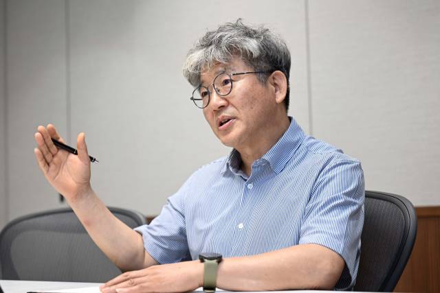 김석완 폐기물자원순환학회장이 1일 서울 영등포구 하나증권빌딩에서 서울경제신문과 인터뷰를 하고 있다. 조태형 기자