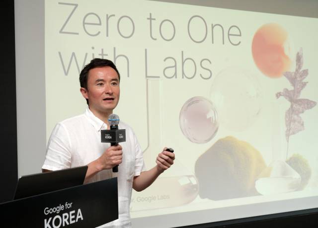 사이먼 토쿠미네 구글AI 제품관리 디렉터가 2일 서울시 강남 조선 팰리스 호텔에서 열린 ‘구글 포 코리아 2025’ 기자간담회에서 설명하고 있다. 사진 제공=구글