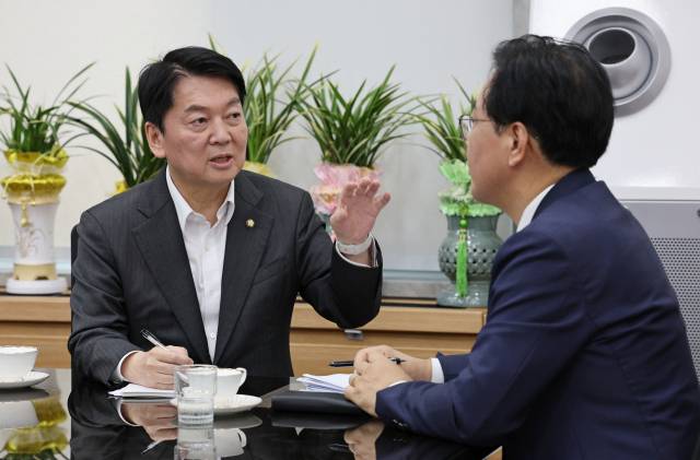 송언석 국민의힘 비상대책위원장 겸 원내대표(오른쪽)와 국민의힘 혁신위원장으로 내정된 안철수 의원이 2일 오후 국회 본청 원내 대표실에서 만나 대화하고 있다. 연합뉴스