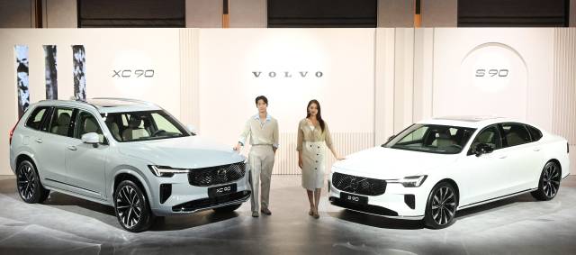 볼보자동차코리아 모델들이 2일 서울 광진구 그랜드 워커힐에서 국내 최초로 공개된 볼보의 신형 X90과 S90 앞에서 포즈를 취하고 있다. 7인승 SUV인 XC90과 5인승 세단 S90은 볼보의 최상위 라인업 차량이다. 이번 신형 모델에는 현대적 디자인과 인간 중심 철학이 반영된 안락함과 첨단 편의사양, 안전기술, 국내 시장을 위해 개발된 통합형 TMAP 인포테인먼트 및 네이버 웨일 브라우저 등이 탑재됐다. 오승현 기자
