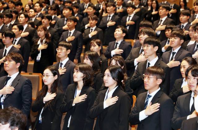 충북 진천군 국가공무원인재개발원에서 열린 '제70기 신임관리자과정 입교식'에서 교육생들이 국민의례를 하고 있다. 사진=인사혁신처 제공