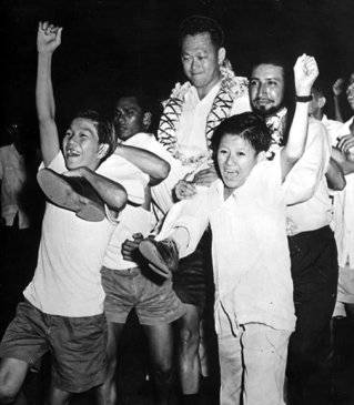 1959년 6월 리콴유 싱카폴 총리가 선거에서 승리하자 지지자들이 그를 업고 거리로 향하고 있다.&nbsp;Gettyimage