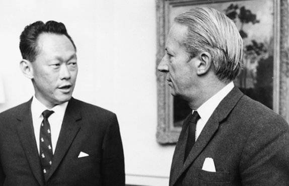 1968년 1월 영국 총리 에드워드 히스의 런던 자택을 방문해 대화를 나누는 리콴유 총리. Gettyimage