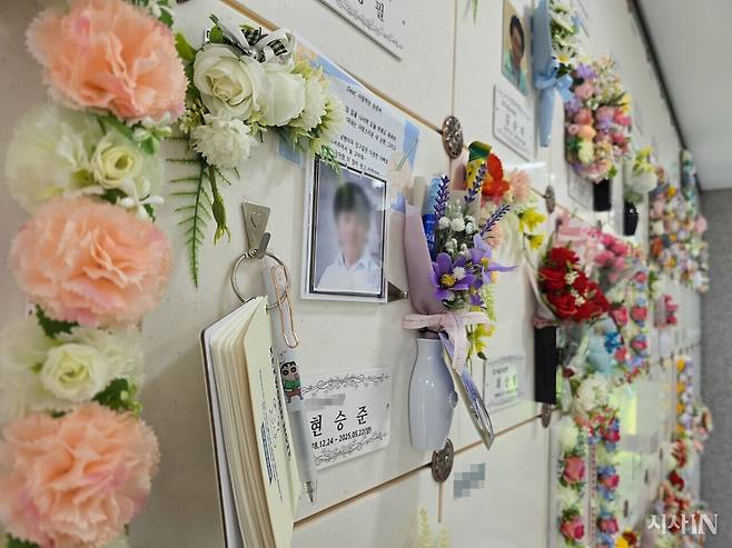고(故) 현승준 교사의 유해가 안치된 제주 양지공원 납골당. 노트에 제자들의 추모 메시지가 남아있다. ⓒ시사IN 김동인