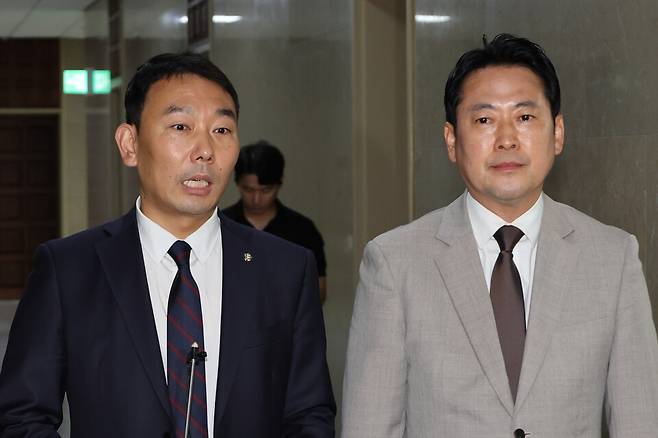 국회 법제사법위원회 여야 간사인 김용민 더불어민주당 의원(왼쪽)과 장동혁 국민의힘 의원이 2일 서울 여의도 국회에서 상법개정안 처리에 합의한 뒤 취재진에게 합의 내용을 설명하고 있다. ⓒ연합뉴스