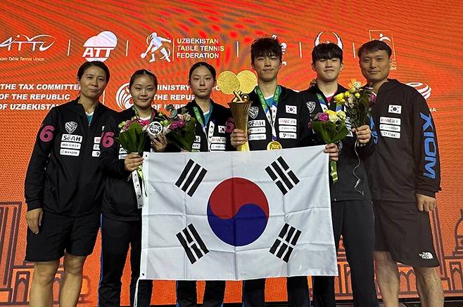 아시아탁구청소년선수권대회 19세 이하 혼합복식 우승과 준우승을 차지한 김가온-박가현 조와 최지욱-유예린 조.&nbsp;​​​​​​​ ⓒ대한탁구협회