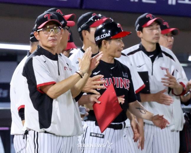 LG 염경엽 감독(맨 왼쪽). /사진=강영조 선임기자