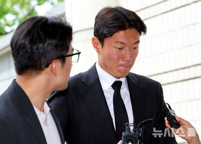 불법 촬영 혐의로 1심에서 징역형 집행유예를 선고받은 축구선수 황의조가 지난달 19일 서울 서초구 서울중앙지방법원에서 열린 항소심 1차 공판에 출석하고 있다. /사진=뉴시스