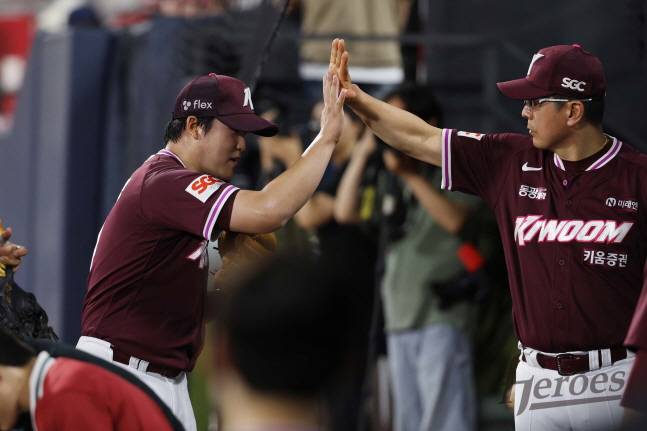 이닝을 마친 박주성(왼쪽)이 홍원기 감독과 하이파이브를 하고 있다. /사진=키움 히어로즈 제공