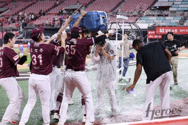 데뷔 첫 선발승을 챙긴 박주성(가운데)이 동료들의 격한 축하 물 벼락을 맞고 있다. /사진=키움 히어로즈 제공
