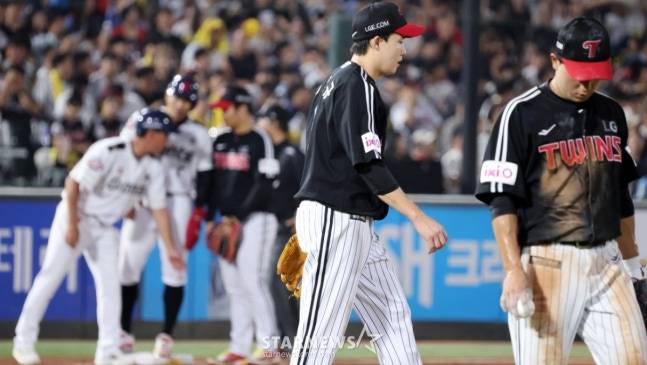 LG 임찬규(오른쪽 2번째)가 2일 사직 롯데전에서 6회 실점 후 아쉬워하고 있다. /사진=강영조 선임기자