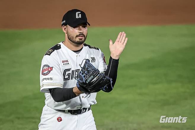 롯데 자이언츠 외국인 투수 알렉 감보아가 2일 부산 사직야구장에서 열린 2025 신한 SOL Bank KBO리그 LG 트윈스와의 팀 간 7차전에 선발등판, 6.2이닝 무실점 호투로 팀 승리를 이끌었다. 사진 롯데 자이언츠