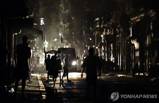 6월 30일(현지시간) 정전된 쿠바 수도 아바나 거리 [아바나 EPA=연합뉴스. 재판매 및 DB 금지]