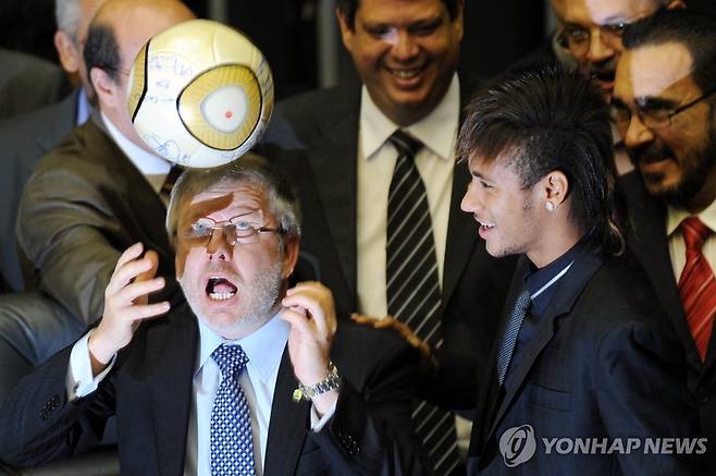 2012년 마르쿠 마이아 브라질 하원 의장(왼쪽) 트래핑 바라보는 네이마르 [AFP 연합뉴스 자료사진. 재판매 및 DB 금지]