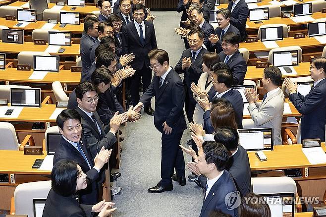 이재명 대통령, 여당 의원들 박수 받으며 (서울=연합뉴스) 한상균 기자 = 이재명 대통령이 26일 국회에서 추가경정예산 시정연설을 위해 본회의장에 입장해 더불어민주당 의원들의 박수를 받으며 인사하고 있다. 2025.6.26 xyz@yna.co.kr