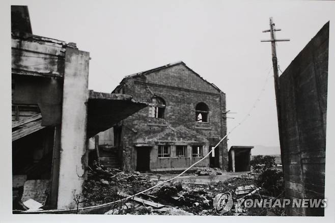 재일교포 고 김광렬 씨가 촬영한 군함도 광부관리사무소 [국가기록원 제공. 연합뉴스 자료사진. 재판매 및 DB 금지]