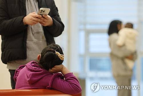 내 차례는 언제?' (서울=연합뉴스) 박동주 기자 = 서울의 한 소아청소년과 병원을 찾은 어린이와 부모들이 진료를 기다리고 있다. 2024.2.13
pdj6635@yna.co.kr