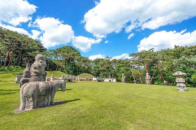 철종과 철인황후의 예릉 [사진/백승렬 기자]