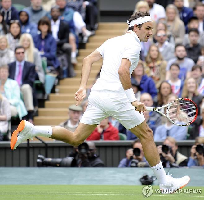 바닥이 주황색인 신발을 신고 나선 2013년 윔블던의 페더러. [EPA=연합뉴스]