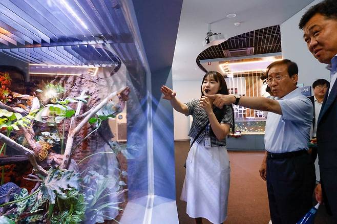 다누리아쿠아리움 둘러보는 김문근 군수(가운데) [단양군 제공. 재판매 및 DB 금지]