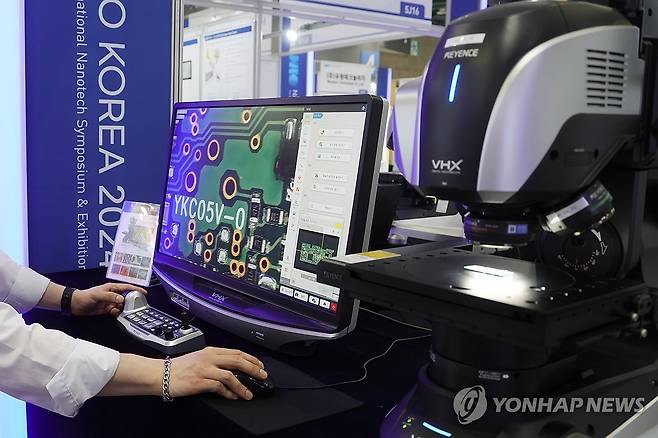 초고해상도 4K 디지털 현미경 (고양=연합뉴스) 임병식 기자 = 3일 경기도 고양시 킨텍스에서 열린 제22회 국제 나노기술심포지엄 및 융합전시회(나노 코리아 2024)에서 참가 업체 관계자가 초고해상도 디지털 현미경을 시연하고 있다. 2024.7.3 andphotodo@yna.co.kr