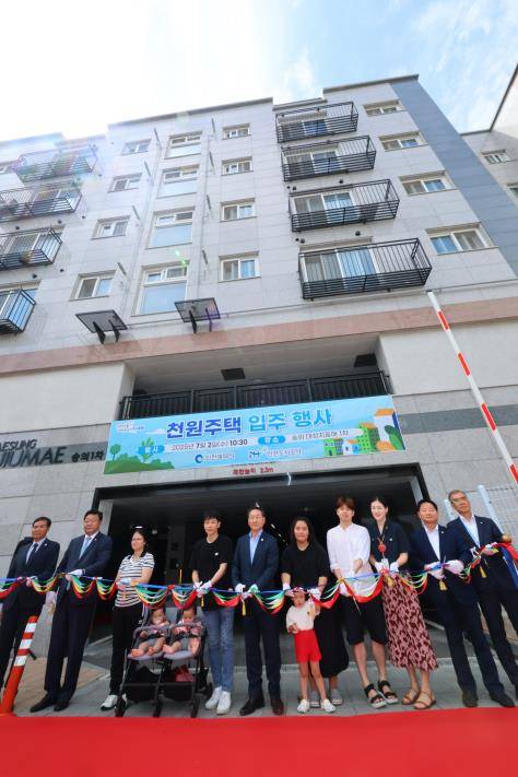 '천원주택 ' 첫 입주  (인천=연합뉴스) 임순석 기자 = 2일 인천 미추홀구 숭의동 한 빌라에서 열린 '천원주택' 입주 행사에서 유정복(왼쪽 다섯번째) 인천시장, 주형환(왼쪽 두번째) 저출산고령사회 위원회 부위원장 및 입주자 가족 등이 테이프를 자르고 있다. 2025.7.2 soonseok02@yna.co.kr