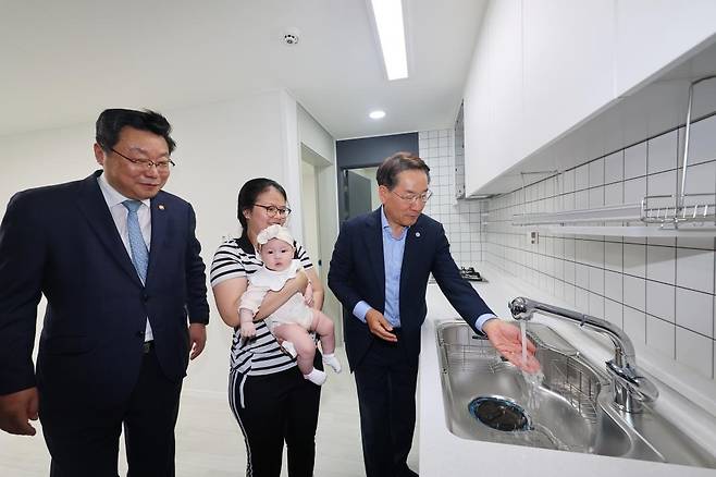 '천원주택 ' 첫 입주  (인천=연합뉴스) 임순석 기자 = 유정복 인천시장과 주형환 저출산고령사회 위원회 부위원장이 2일 인천 미추홀구 숭의동 한 빌라에서 열린 '천원주택' 입주 행사에서 입주 가족과 천원주택을 둘러보고 있다. 2025.7.2 soonseok02@yna.co.kr