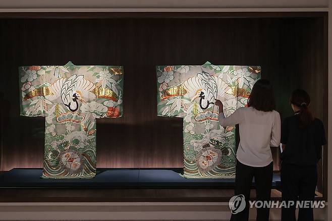 한국에서 만나는 일본의 중요문화재 (서울=연합뉴스) 류효림 기자 = 16일 서울 용산구 국립중앙박물관에서 열린 한일 국교 정상화 60주년 특별전 '일본미술, 네 가지 시선' 전 언론공개회에서 참석자들이 전시물을 살펴보고 있다. 2025.6.16 ryousanta@yna.co.kr