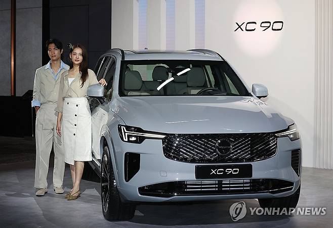 볼보자동차코리아, 신형 XC90 공개 (서울=연합뉴스) 이재희 기자 = 2일 서울 광진구 워커힐호텔에서 열린 볼보 신형 XC90 & S90 공개 행사에서 모델들이 XC90 차량과 함께 포즈를 취하고 있다. 2025.7.2 scape@yna.co.kr