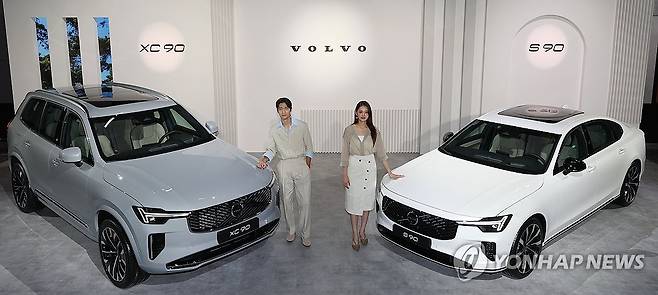 볼보자동차코리아, 신형 XC90 & S90 공개 (서울=연합뉴스) 이재희 기자 = 2일 서울 광진구 워커힐호텔에서 열린 볼보 신형 XC90 & S90 공개 행사에서 모델들이 차량과 함께 포즈를 취하고 있다. 2025.7.2 scape@yna.co.kr