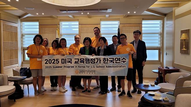 '2025 미국 교육행정가 한국 연수' 참가자들 (서울=연합뉴스) 2일 오후 서울 용산구 청파로 숙명여대에서 '2025 미국 교육행정가 한국 연수' 참가자들이 한국 역사 강의와 다도와 전통 예절 체험을 마치고 기념사진을 찍고 있다. [한국어진흥재단 제공]