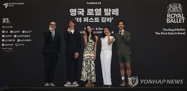 영국 로열 발레 '더 퍼스트 갈라' 기자간담회 (서울=연합뉴스) 류효림 기자 = 케빈 오헤어 디렉터(왼쪽부터), 수석 무용수 바딤 문타기로프, 후미 가네코, 퍼스트 솔로이스트 최유희, 전준혁이 2일 서울 강서구 LG아트센터에서 열린 영국 로열 발레 '더 퍼스트 갈라' 기자간담회에서 포즈를 취하고 있다. 2025.7.2 ryousanta@yna.co.kr