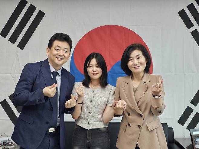 반크·김희정 의원, '국내 교과서 내 아프리카 서술 개선' 간담회  (서울=연합뉴스) 국민의힘 김희정 의원(맨 오른쪽)과 박기태 반크 단장(맨 왼쪽)은 2일 국회 의원회관에서 간담회를 열고 '국내 교과서 내 아프리카 서술 개선'에 대해 논의했다. 2025.7.2 [반크 제공. 재판매 및 DB 금지] photo@yna.co.kr