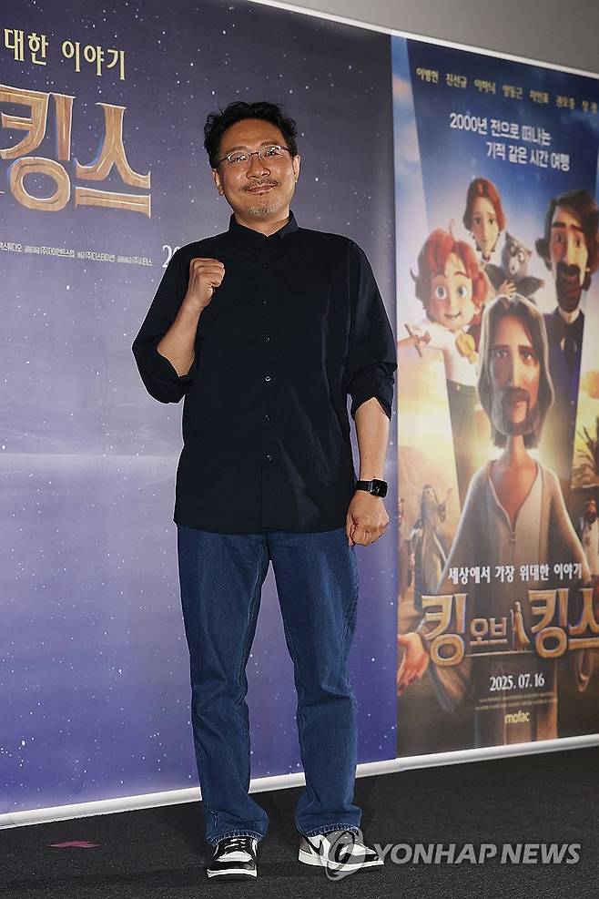 포즈 취하는 장성호 감독 (서울=연합뉴스) 강민지 기자 = 장성호 감독이 2일 서울 용산구 CGV용산아이파크몰에서 열린 애니메이션 '킹 오브 킹스'언론시사회·기자간담회에서 포즈를 취하고 있다. 2025.7.2 mjkang@yna.co.kr