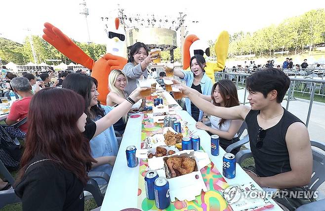 '대구 치맥페스티벌' 개막 (대구=연합뉴스) 윤관식 기자 = 2일 대구 달서구 두류공원 일원에서 개막한 '제13회 대구 치맥페스티벌'에서 시민들이 맥주로 건배하며 더위를 식히고 있다. 2025.7.2 psik@yna.co.kr
