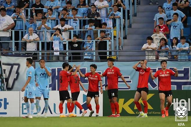 골세리머니를 펼치는 강원FC 선수들 [대한축구협회 제공, 재판매 및 DB 금지]