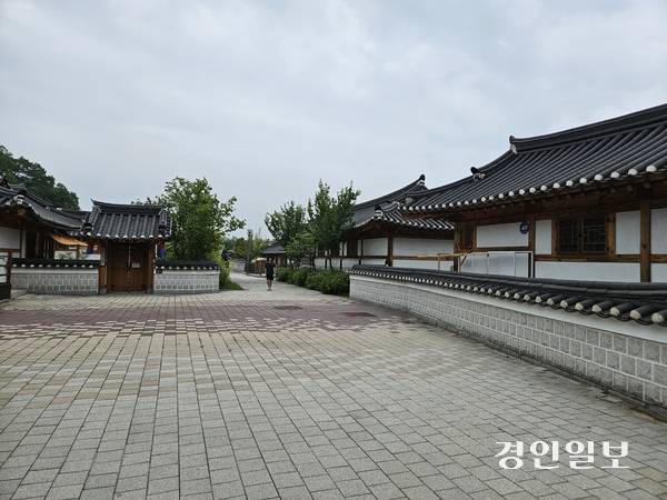 김포아트빌리지를 찾은 한 시민이 한옥의 정취를 느끼며, 마을 길을 따라 걷고 있다. 2025.6.27 김포/김연태기자 kyt@kyeongin.com